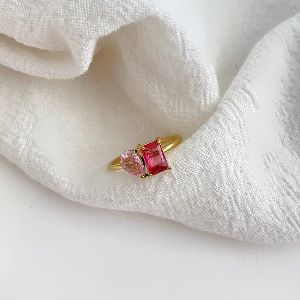 Detalhe das pedras retangular e gota do anel dourado