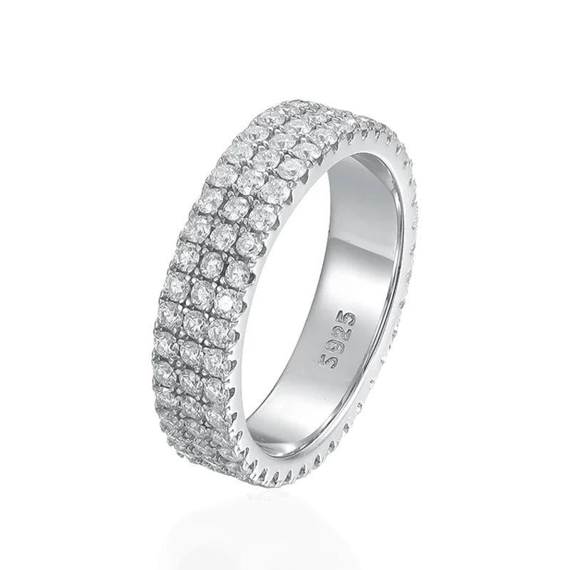 Anel eternidade com 3 fileiras de moissanite em prata 925 sobre fundo branco