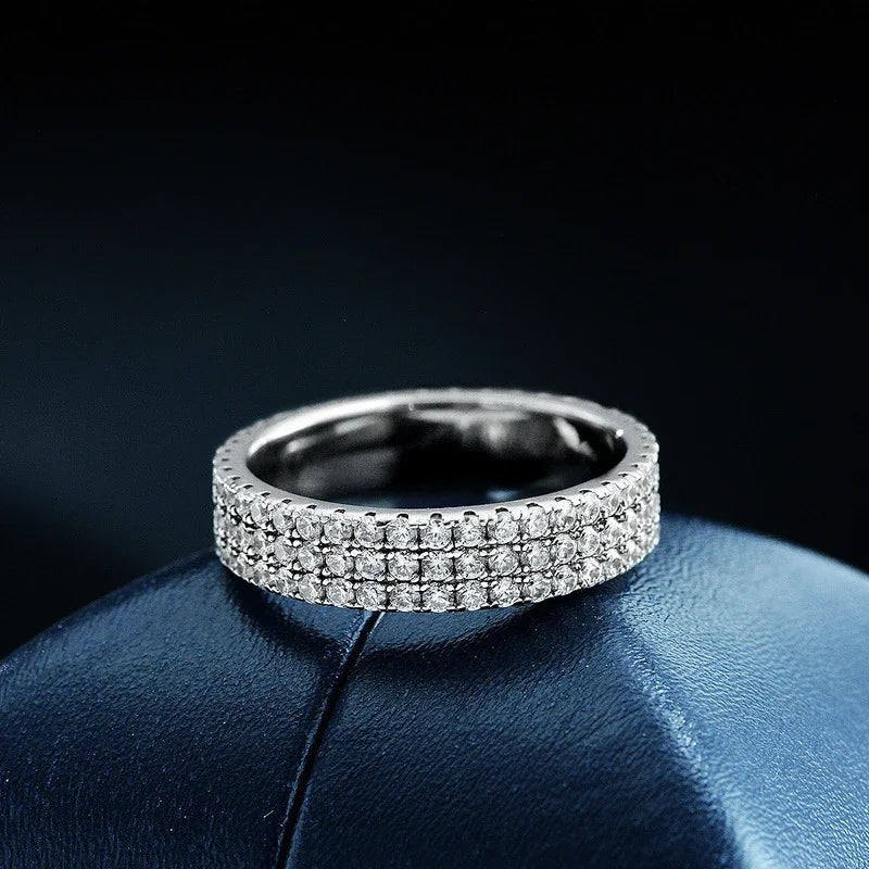 Anel eternidade 3 fileiras de moissanite visto de frente