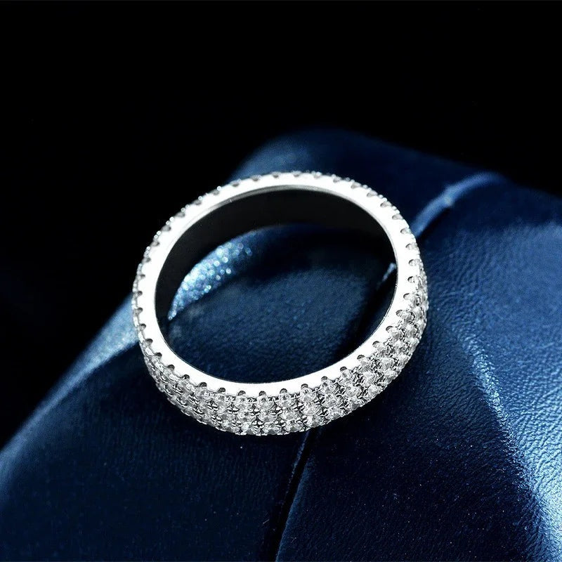 Anel eternidade de moissanite mostrando o cravejado em toda a volta