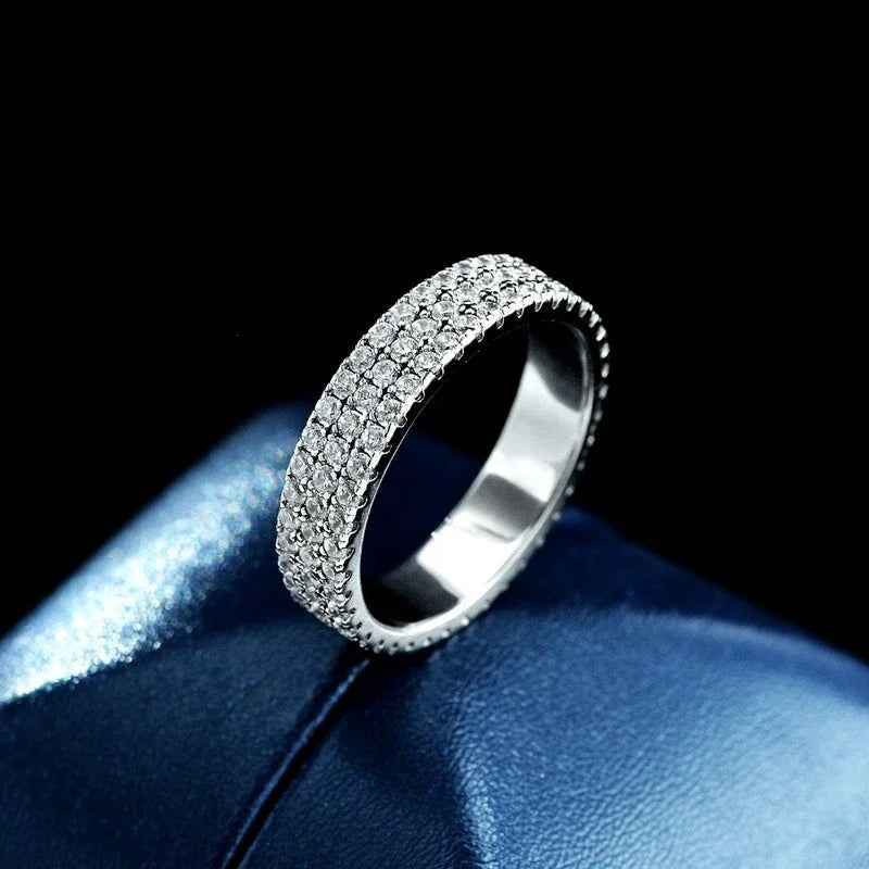Anel com 3 fileiras de moissanite visto de lado