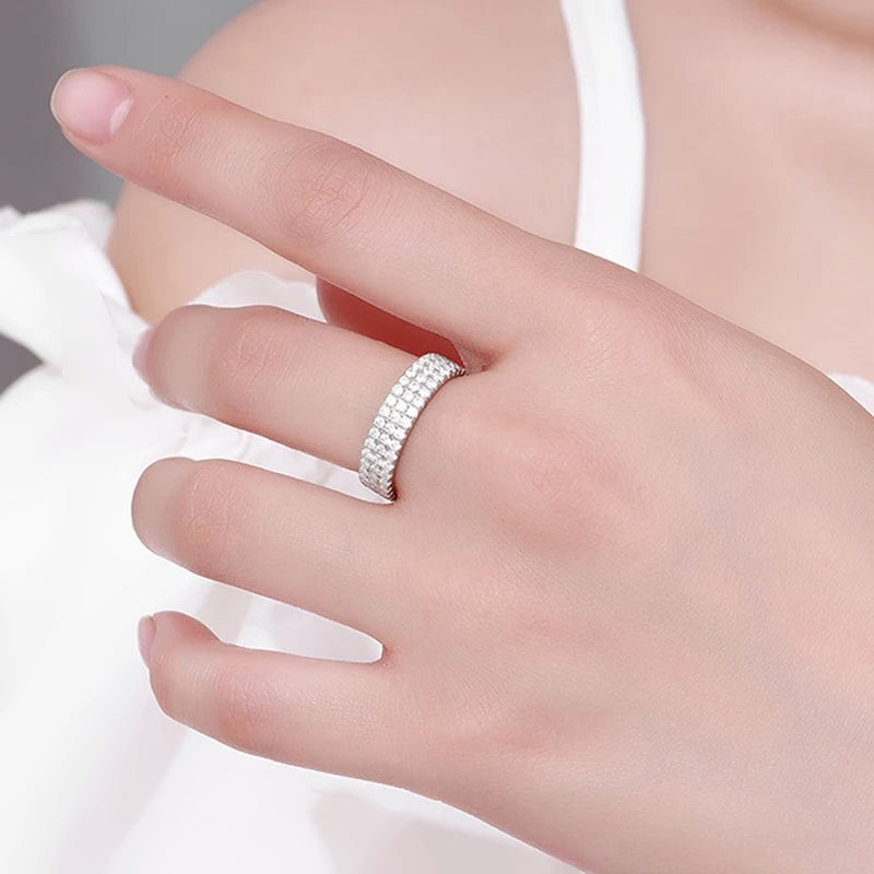 Mão com anel largo cravejado de moissanite