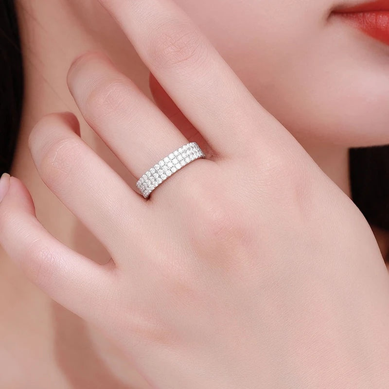 Anel eternidade 3 fileiras de moissanite no dedo anelar