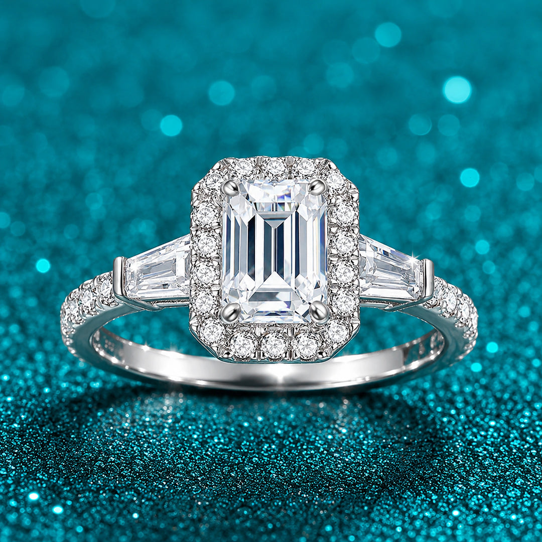 Anel Halo de Moissanite Corte Esmeralda 1ct em prata 925 sobre fundo verde com brilho