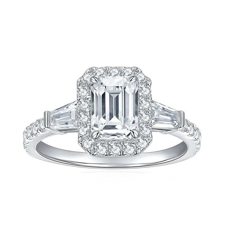 Anel halo de moissanite corte esmeralda 1ct sobre fundo branco