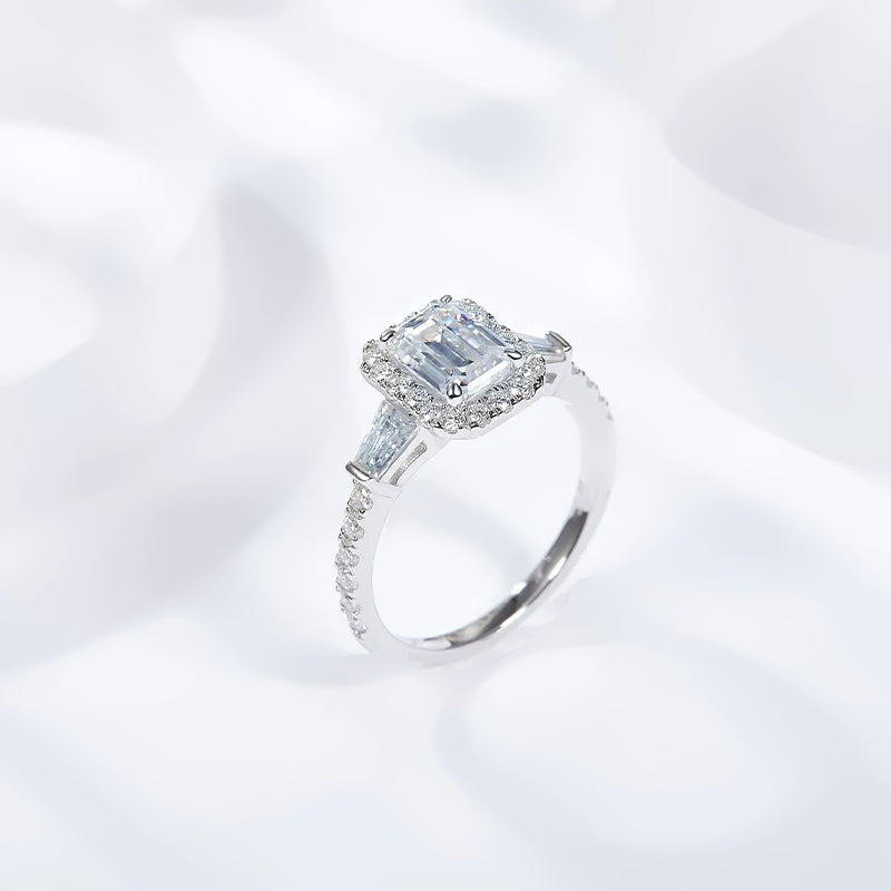 Anel halo corte esmeralda de moissanite visto de lado