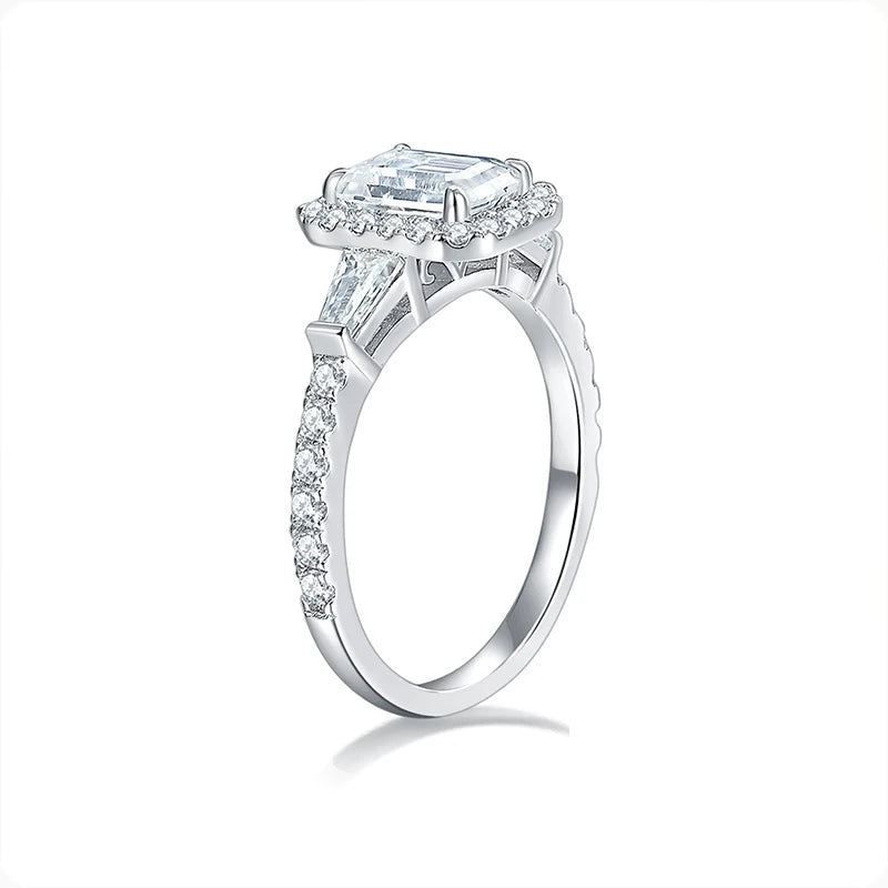 Anel halo de moissanite esmeralda em pé mostrando o aro cravejado