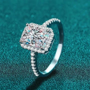 Anel halo de moissanite corte radiante inclinado