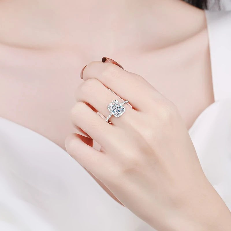 Anel halo retangular de moissanite usado na mão