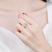 Anel halo retangular de moissanite usado na mão