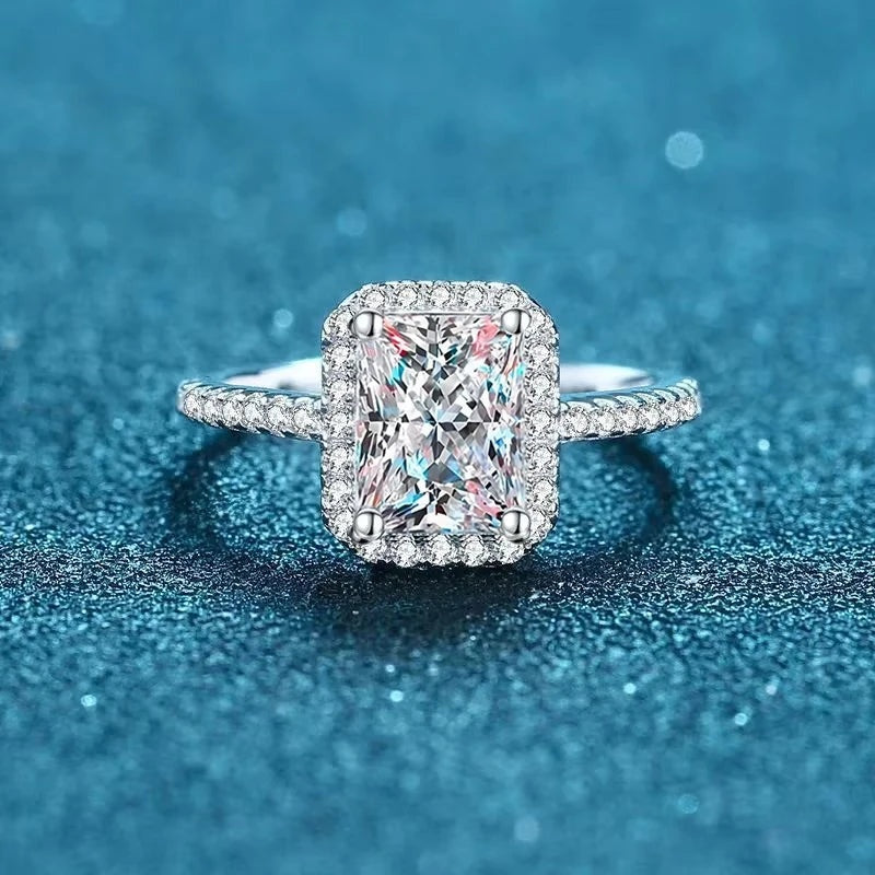 Anel halo retangular de moissanite corte radiante visto de frente
