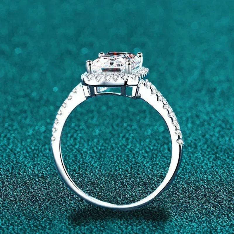 Anel halo retangular de moissanite em pé mostrando o aro