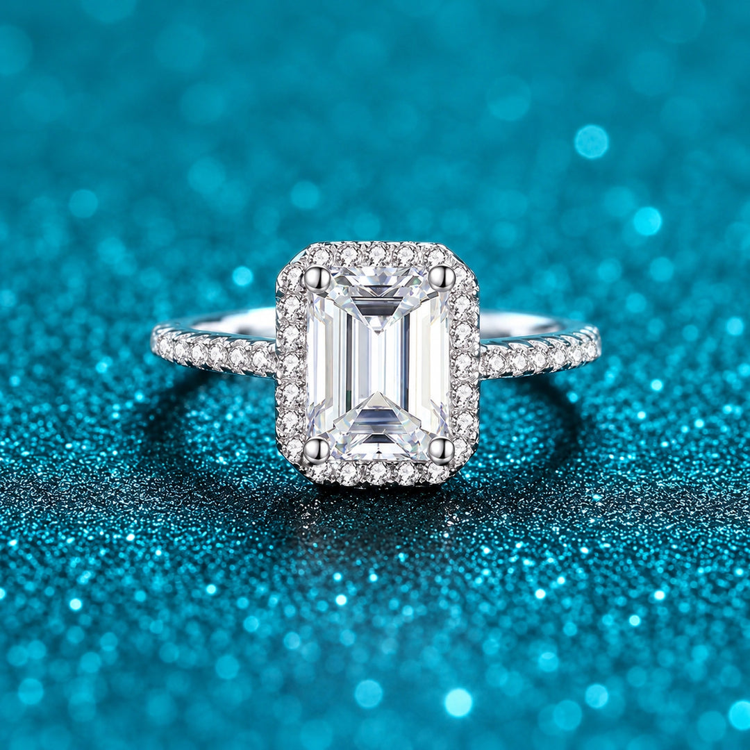 Anel Halo Retangular de Moissanite 1ct ou 2ct corte esmeralda em prata 925 sobre fundo verde