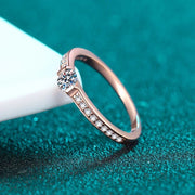 Anel rosé de moissanite apoiado mostrando o aro cravejado