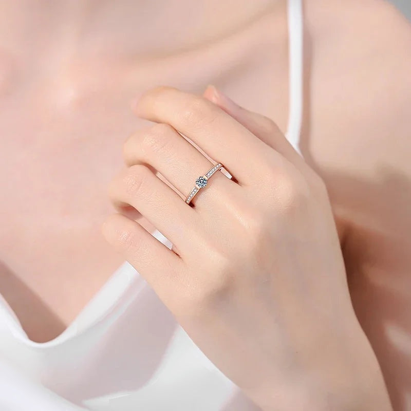 Anel de moissanite em ouro rosé usado na mão