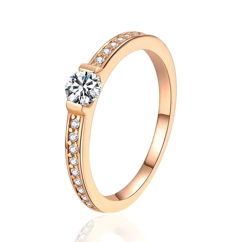 Anel de moissanite 0,3ct em ouro rosé sobre fundo branco