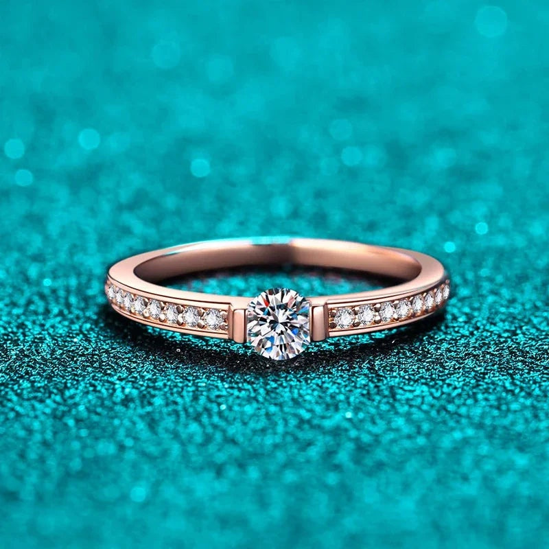 Anel de moissanite ouro rosé visto de frente