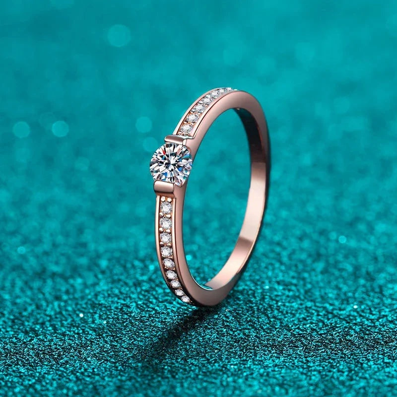 Anel rosé de moissanite visto de lado