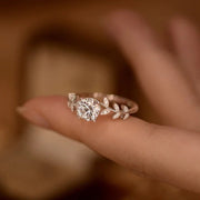 Anel de moissanite 1ct com folhas cravejadas segurado entre os dedos