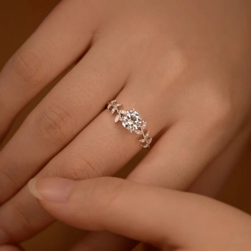 Anel de moissanite com folhas usado no dedo
