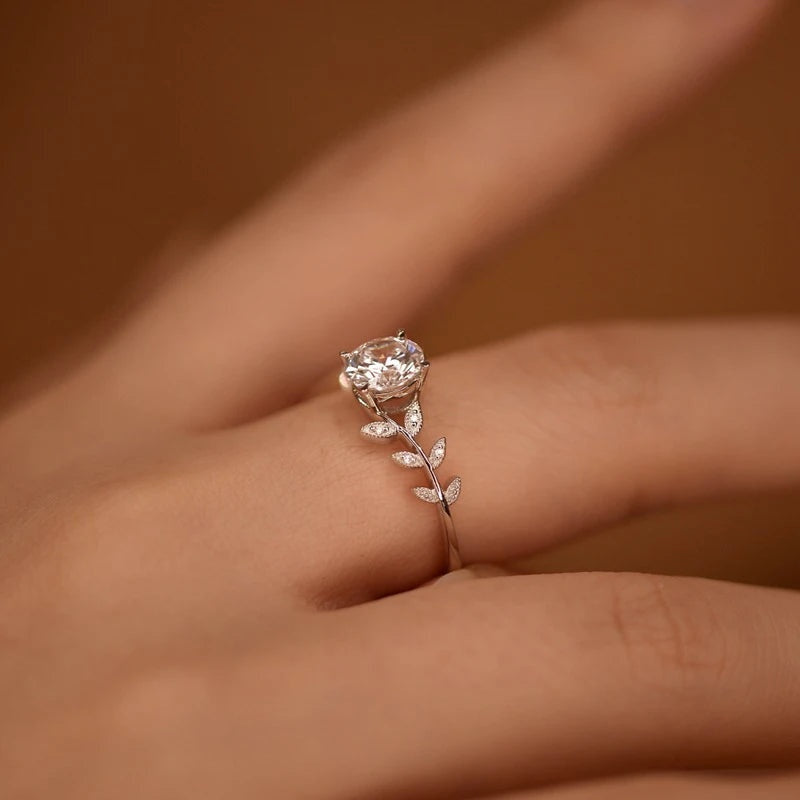 Anel de moissanite 1ct com ramo de folhas visto na mão