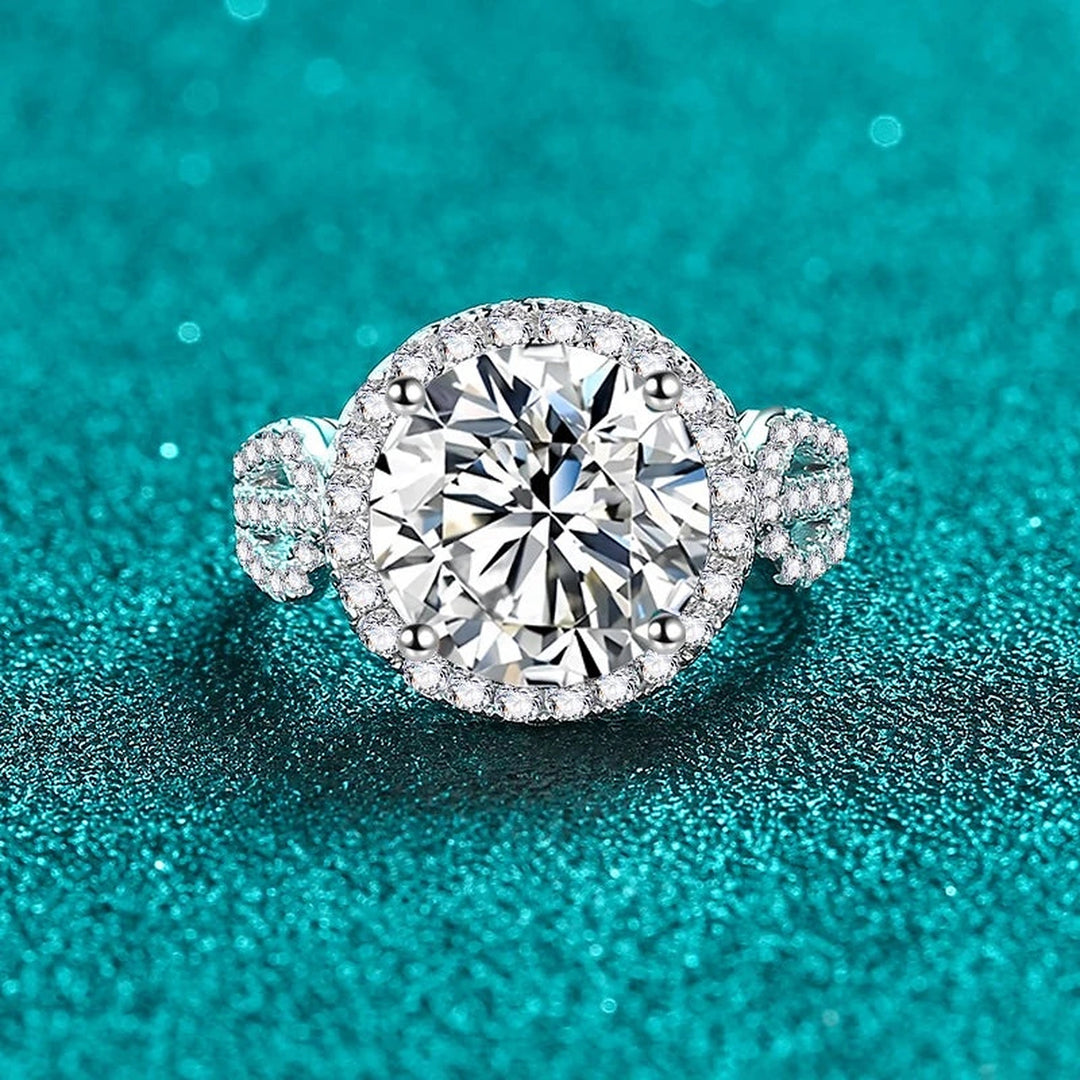Anel de moissanite 5 ct com halo visto de frente
