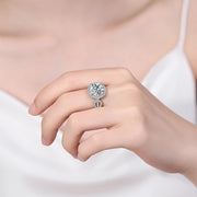 Anel de moissanite 5 ct com halo usado na mão