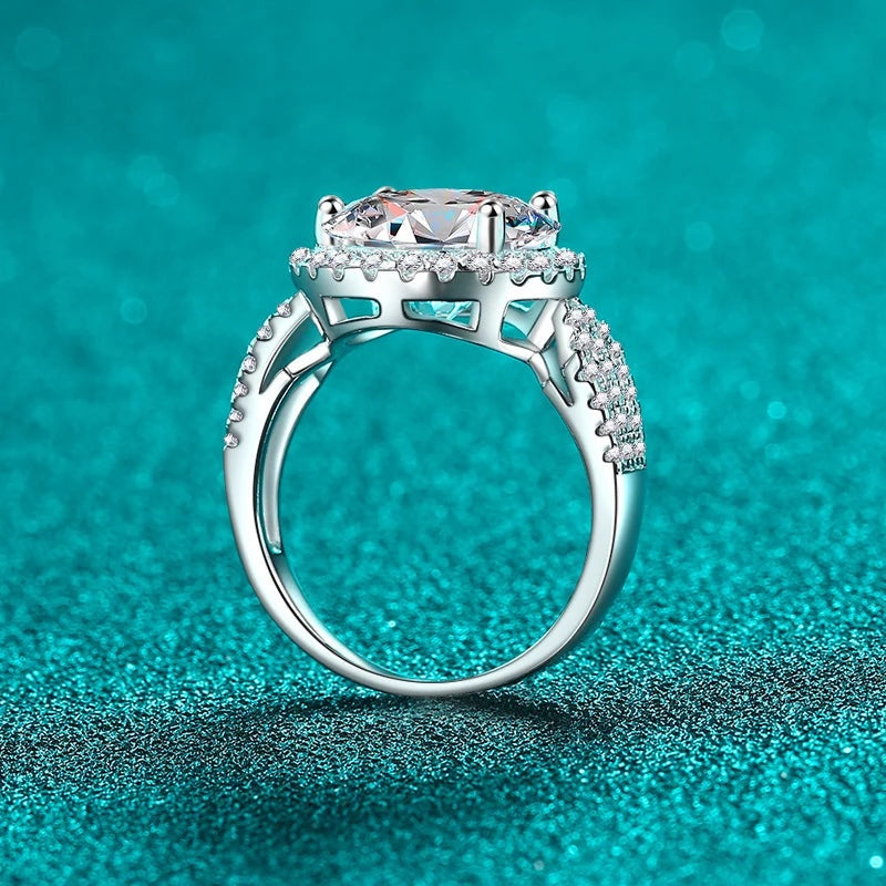 Anel de moissanite com halo em pé mostrando o aro cravejado