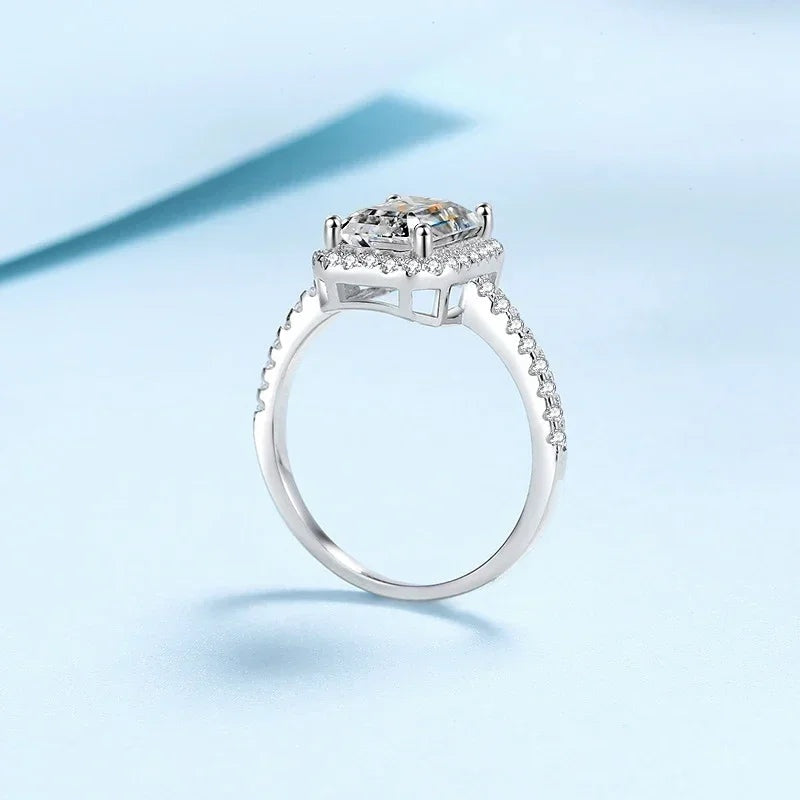 Anel de moissanite retangular em pé mostrando o aro cravejado
