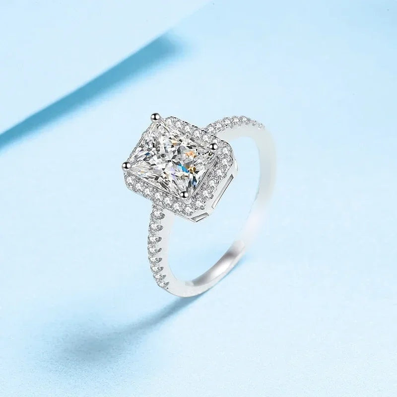 Anel de moissanite com halo inclinado