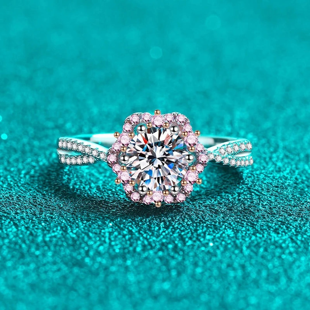 Anel de moissanite com halo flor rosa visto de frente