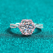 Anel de moissanite com halo flor rosa visto de frente