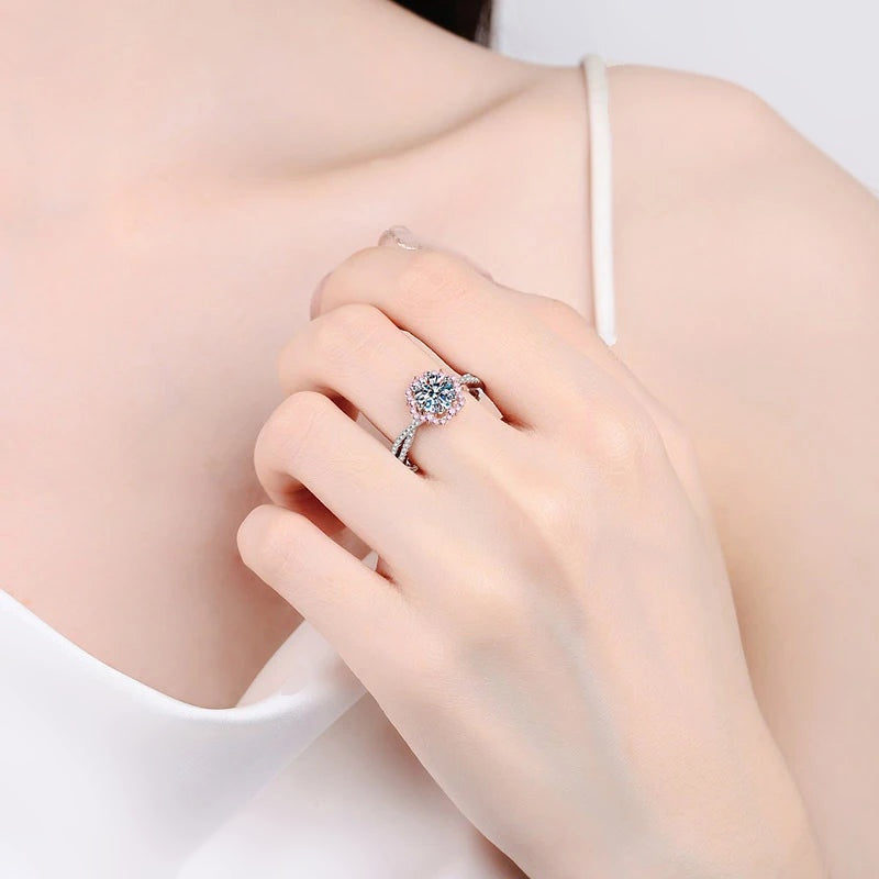 Anel de moissanite com halo flor rosa usado na mão
