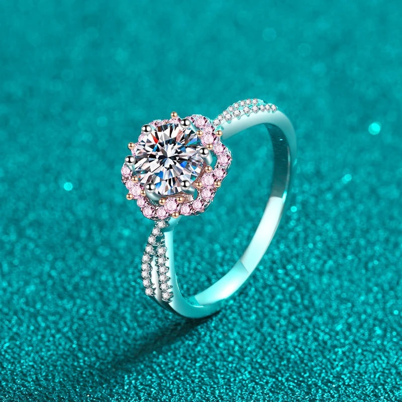 Anel de moissanite halo flor inclinado mostrando o aro cruzado
