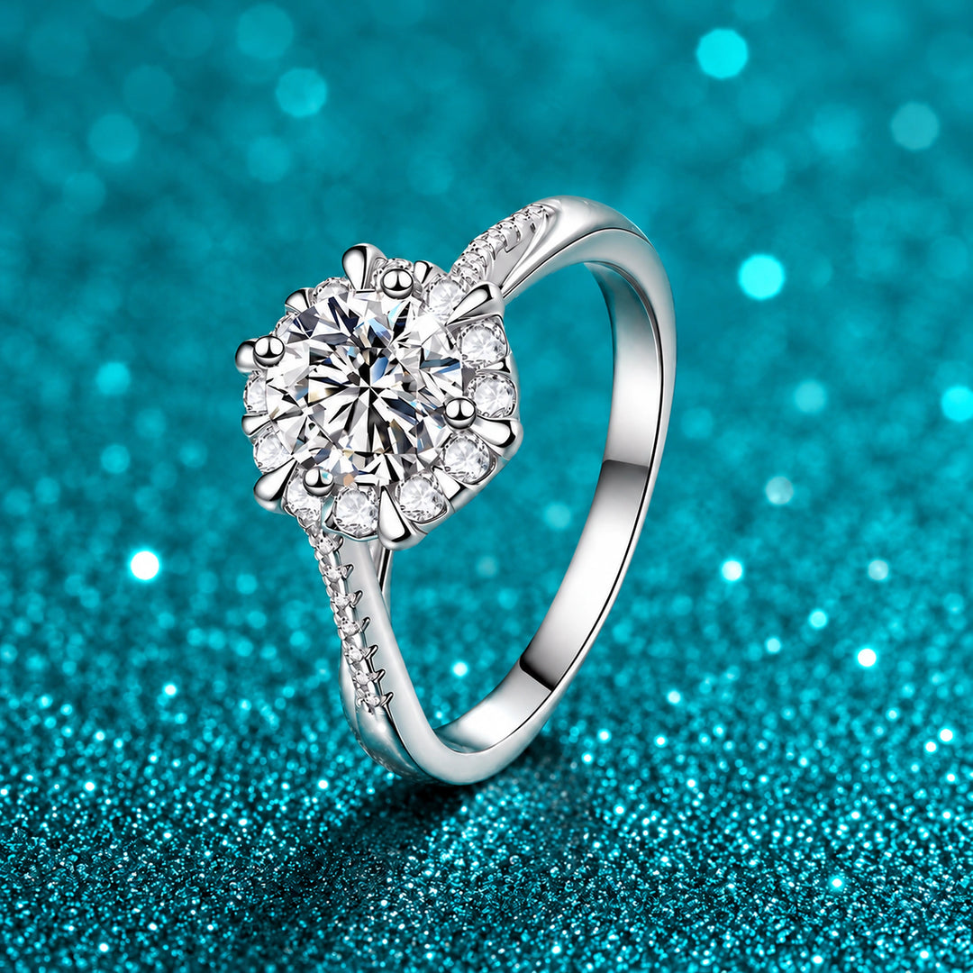Anel de Moissanite 0,5ct ou 1ct com Halo Floral em prata 925 sobre fundo verde com brilho