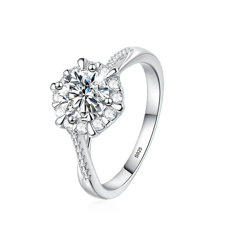 Anel de moissanite com halo floral em prata 925 sobre fundo branco
