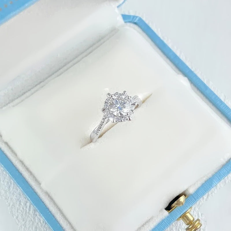Anel de moissanite halo floral no porta-joias visto de cima