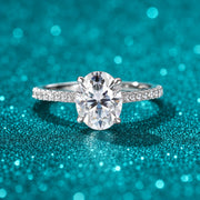 Anel de Noivado Oval de Moissanite até 3 ct Cravejado em prata 925 sobre fundo verde com brilho