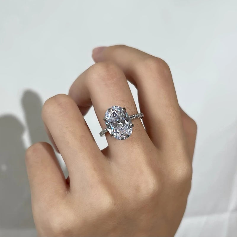 Anel de noivado oval de moissanite usado na mão