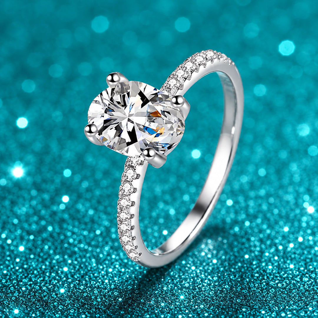 Anel de Noivado Oval de Moissanite 1 ou 2 ct Aro Cravejado Prata 925 em prata 925 sobre fundo verde com brilho