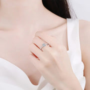 Anel de noivado oval de moissanite usado no dedo