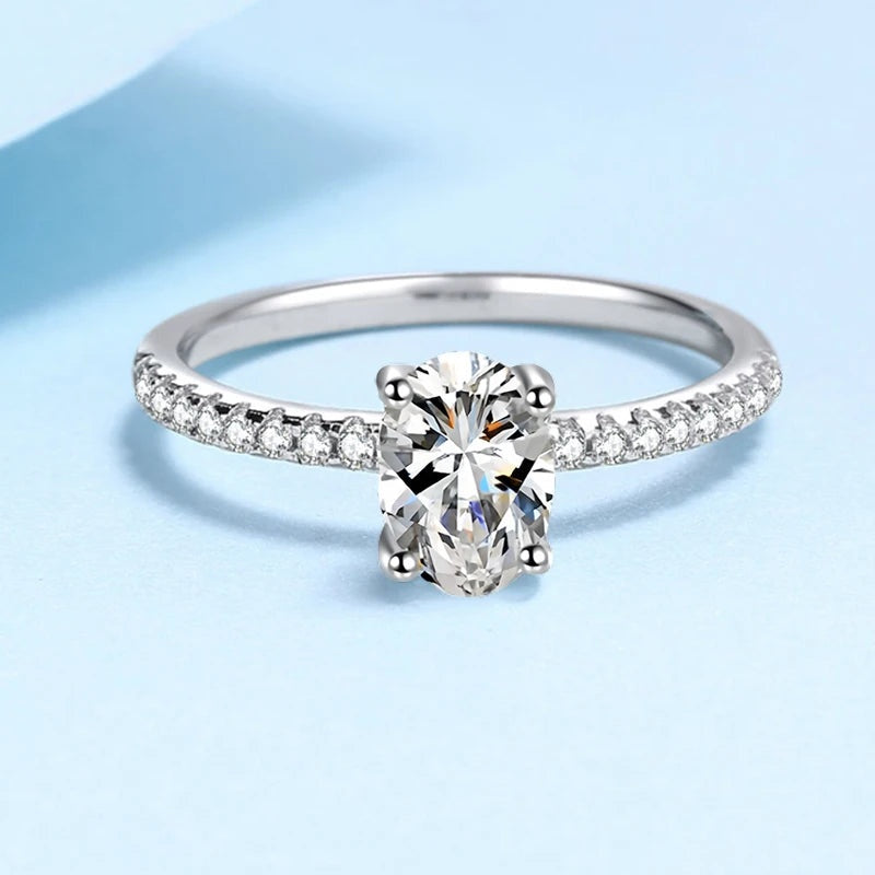 Anel de noivado oval de moissanite visto de frente