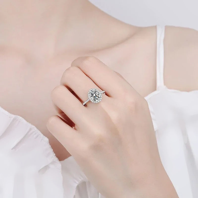 Anel oval de moissanite com halo usado na mão
