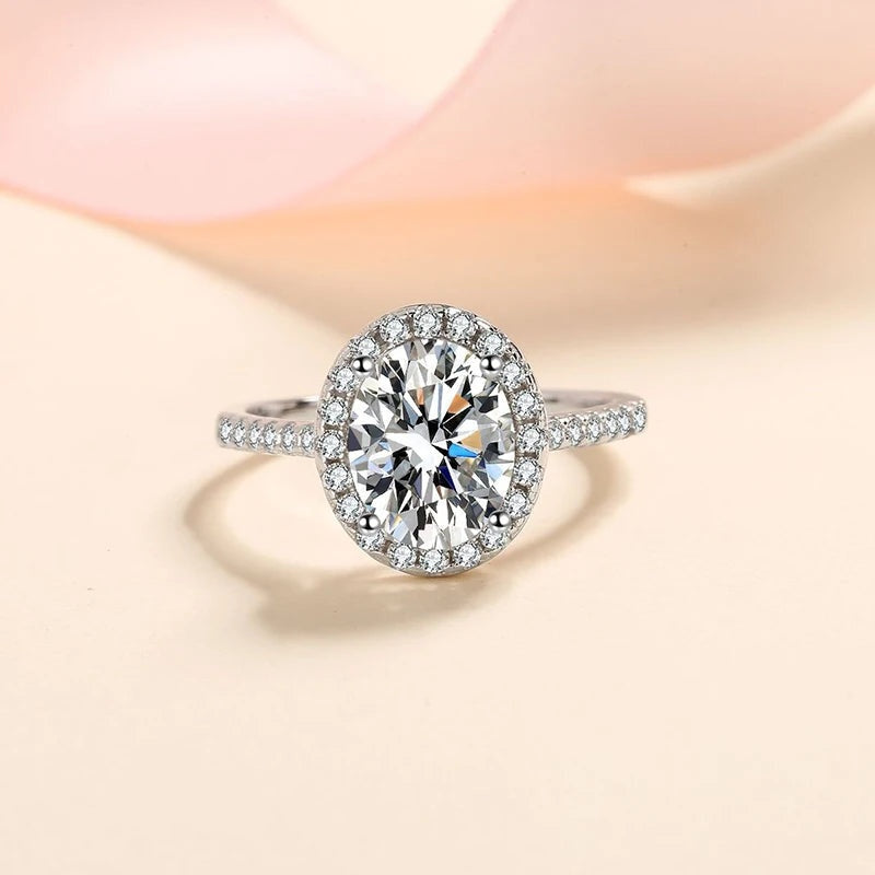 Anel oval de moissanite com halo em prata 925 visto de frente