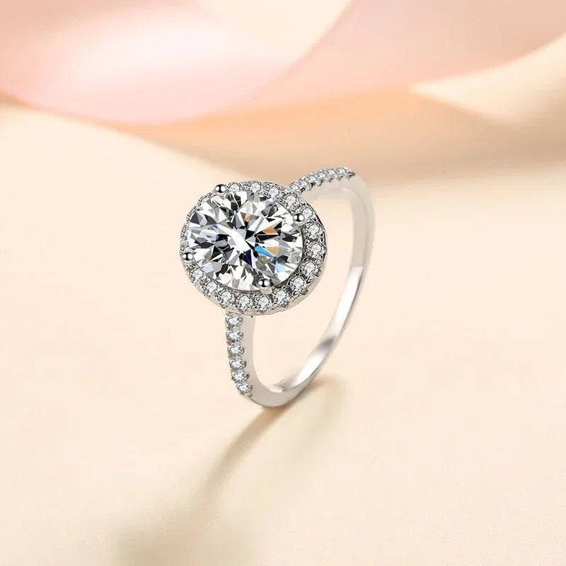 Anel oval de moissanite com halo inclinado
