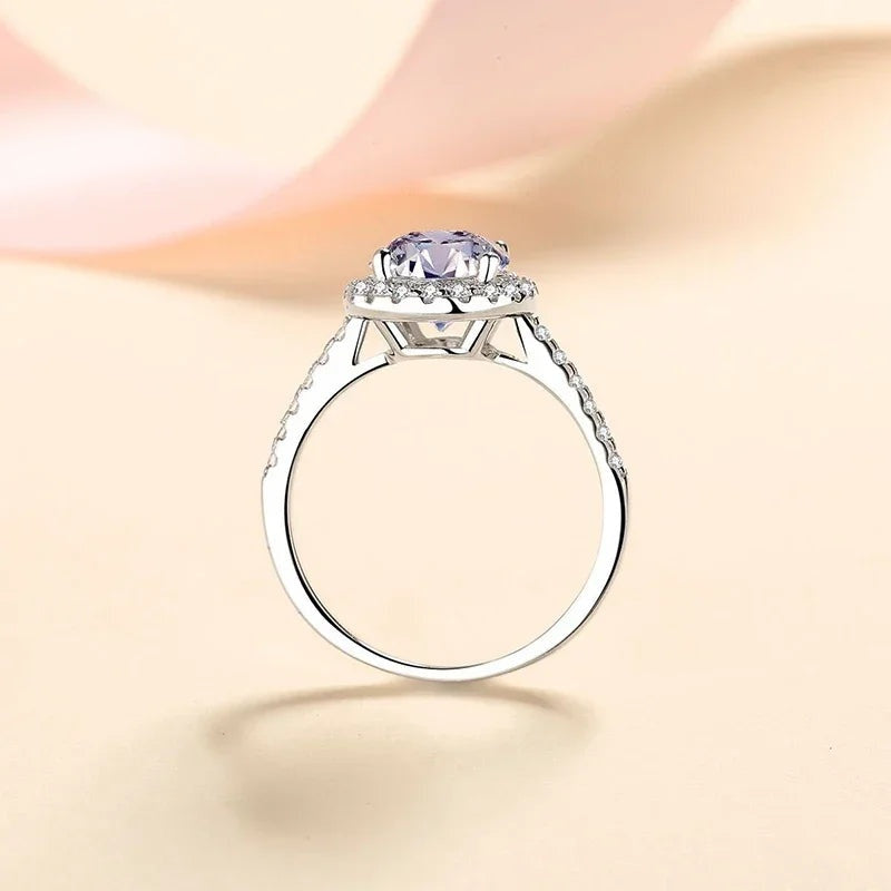 Anel oval de moissanite com halo em pé mostrando o aro