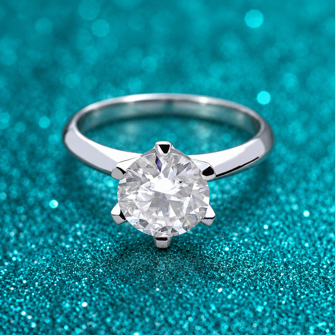 Anel Solitário Clássico de Moissanite 6 Garras de 0,5 a 5 ct Prata 925 em prata 925 sobre fundo verde com brilho