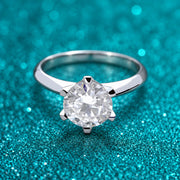 Anel Solitário Clássico de Moissanite 6 Garras de 0,5 a 5 ct Prata 925 em prata 925 sobre fundo verde com brilho