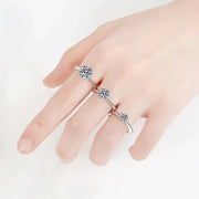 Mão com solitários de moissanite de três tamanhos