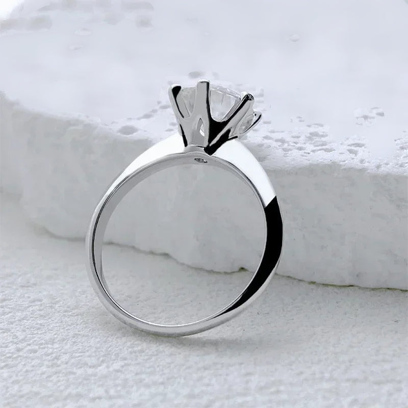 Anel solitário clássico de moissanite em pé